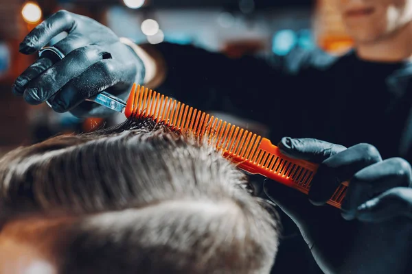 Stilvoller Mann sitzt in einem Friseurladen — Stockfoto