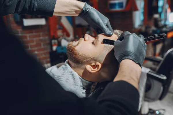 Stilvoller Mann sitzt in einem Friseurladen — Stockfoto