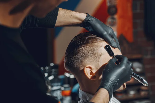 Stilvoller Mann sitzt in einem Friseurladen — Stockfoto