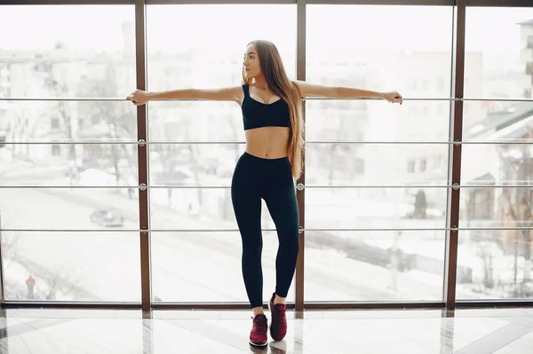 Ragazza sportiva in una palestra del mattino — Foto Stock