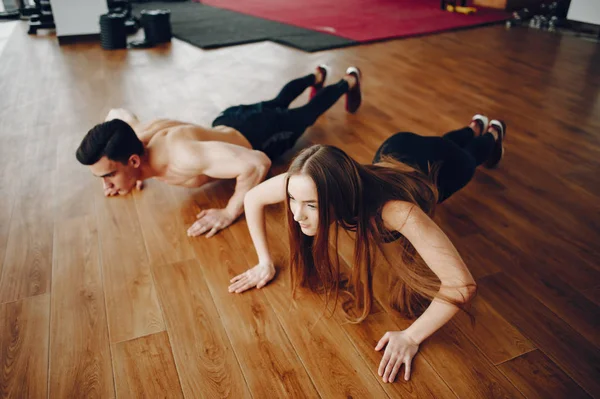 Bir sabah spor salonunda spor çift — Stok fotoğraf