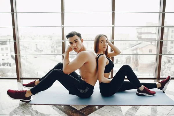 Sport par i ett morgon gym — Stockfoto