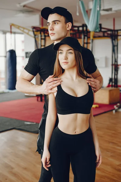 Sportpaar in der Morgengymnastik — Stockfoto