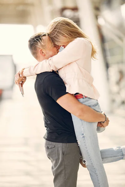 Belo casal de pé em um aeroporto — Fotografia de Stock