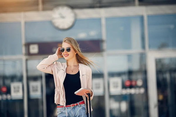 Schönes Mädchen steht auf einem Flughafen — Stockfoto