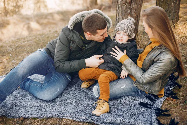 Família bonito jogando em um parque de verão — Fotografia de Stock