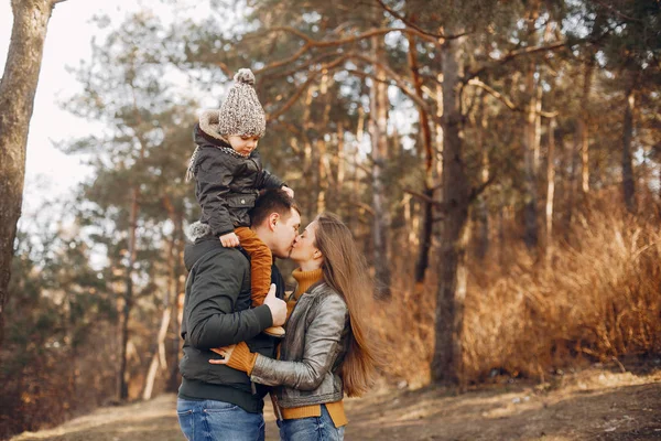 Família bonito jogando em um parque de verão — Fotografia de Stock