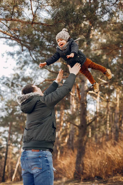 Família bonito jogando em um parque de verão — Fotografia de Stock