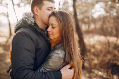 Güzel bir çift yaz parkında vakit geçirir.