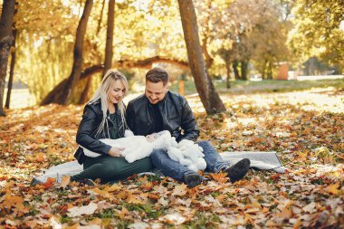 Bir sonbahar parkında kızı ile aile