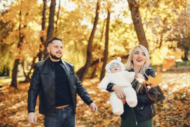 Bir sonbahar parkında kızı ile aile