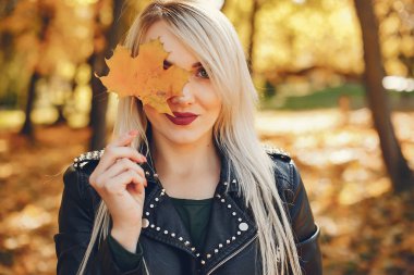 Bir yazlık parkta ayakta güzel kız