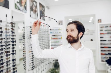 Bir optik dükkanında yakışıklı adam
