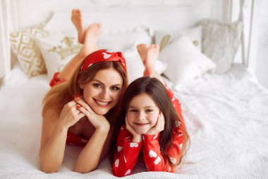 Sevimli anne ve kızı evde pijama