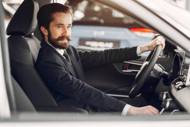 Bir araba salonunda yakışıklı ve zarif bir adam.