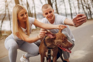 Bir yaz parkında spor çift
