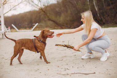Bir sabah yaz parkta spor kız