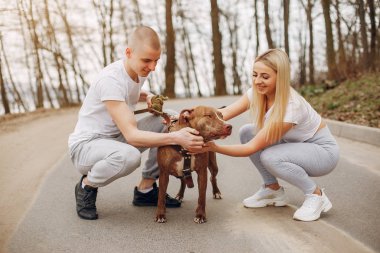 Bir yaz parkında spor çift