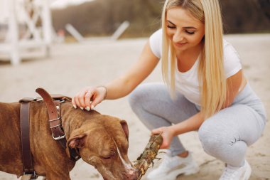 Bir sabah yaz parkta spor kız