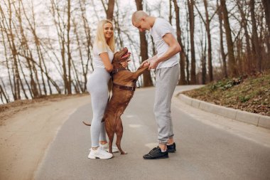 Bir yaz parkında spor çift