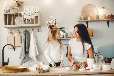 Aile kurabiye için hamur pişirir.