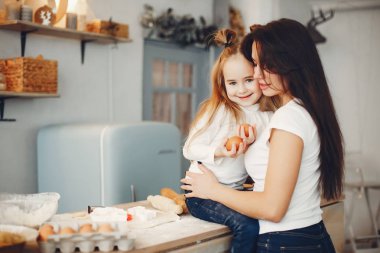 Aile kurabiye için hamur pişirir.