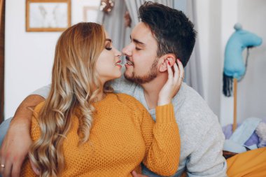 Bir stüdyoda oturan zarif Çift