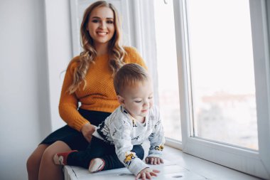 Anne ile küçük oğlu evde oturan