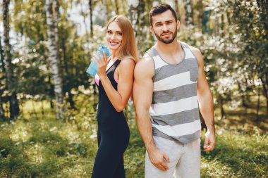 Bir sabah yaz parkta spor Çift