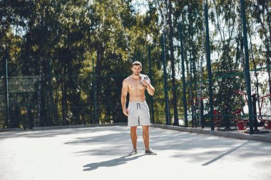 Yaz parkında sporcu.