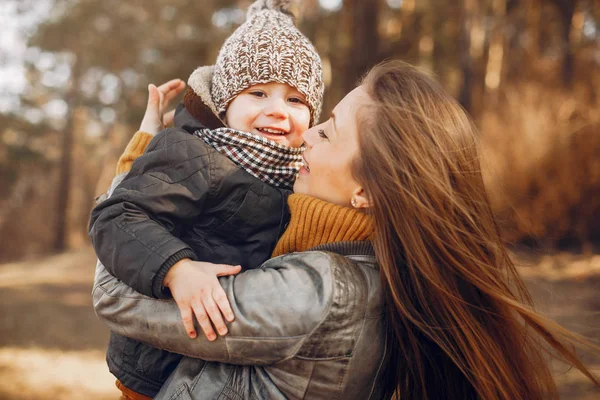 Mãe com filho brincando em um parque de verão — Fotografia de Stock