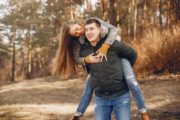 Hermosa pareja pasar tiempo en un parque de verano — Foto de Stock