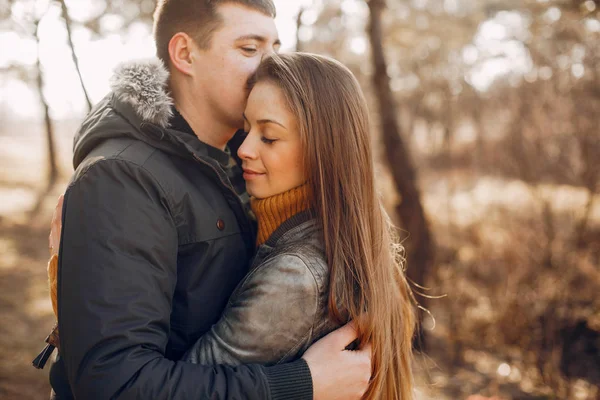 Güzel bir çift yaz parkında vakit geçirir.