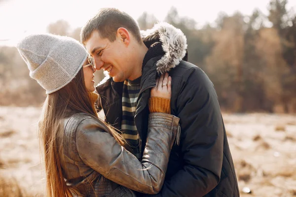 Beau couple passer du temps dans un parc d'été — Photo