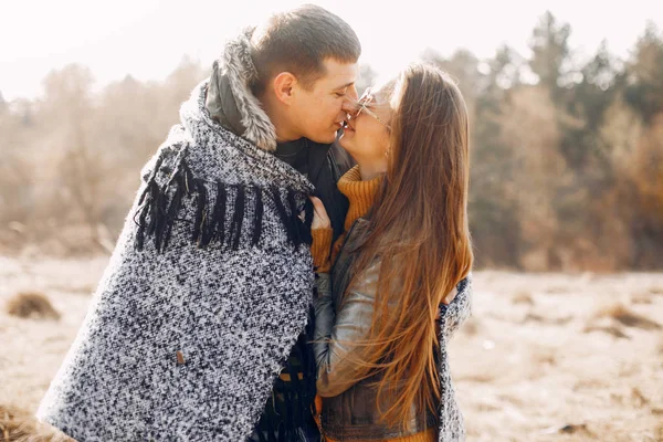 Hermosa pareja pasar tiempo en un parque de verano — Foto de Stock