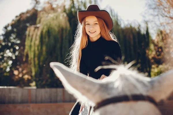 Menina elegante com um cavalo em um rancho — Fotografia de Stock