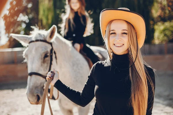 优雅的女孩与马在牧场 — 图库照片