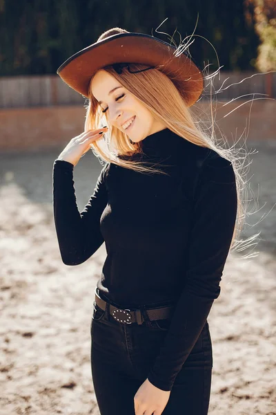 Fata într-o pălărie de cowboy pe o fermă — Fotografie, imagine de stoc