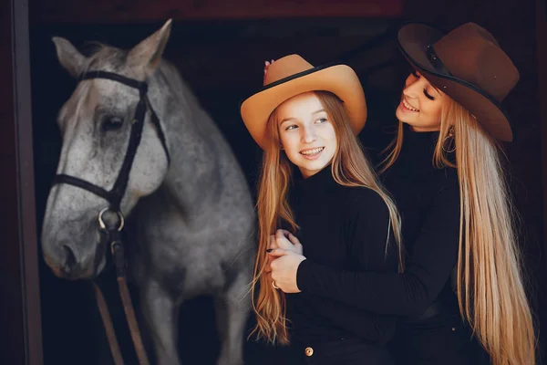 Ragazze eleganti con un cavallo in un ranch — Foto Stock