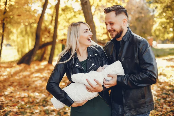 Familia con hija en un parque de otoño —  Fotos de Stock