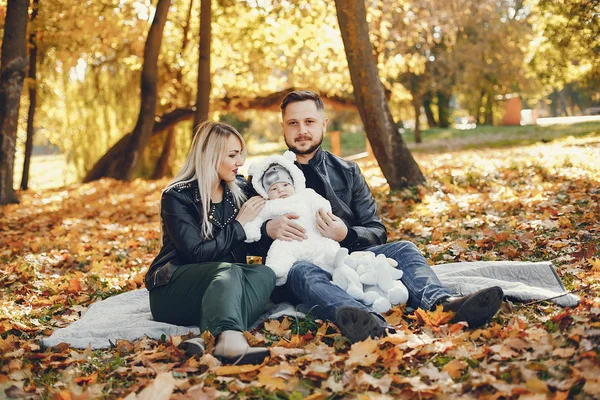 Família com filha em um parque de outono — Fotografia de Stock