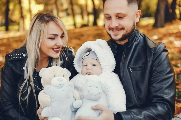 Familia con hija en un parque de otoño —  Fotos de Stock