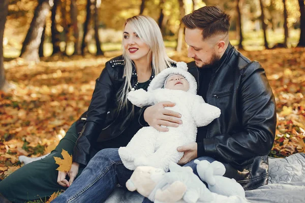 Familia con hija en un parque de otoño —  Fotos de Stock