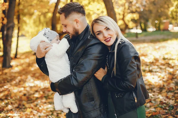 Familia con hija en un parque de otoño — Foto de Stock