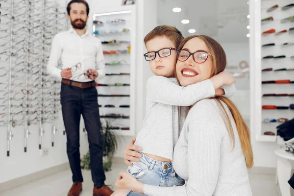 Mamma med liten son i glasögon butiken — Stockfoto