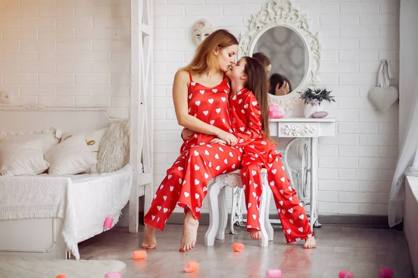 Aranyos anya és lánya otthon pizsama — Stock Fotó