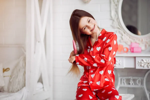 Linda niña en casa en pijama —  Fotos de Stock