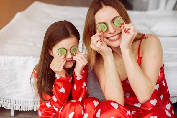 Χαριτωμένο μητέρα και κόρη στο σπίτι με πιτζάμες — Φωτογραφία Αρχείου
