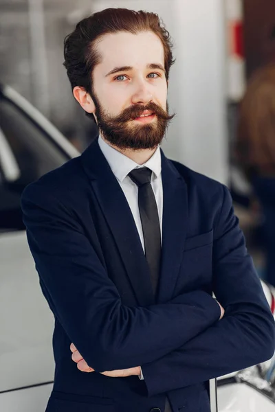 Schöner und eleganter Mann im Autosalon — Stockfoto