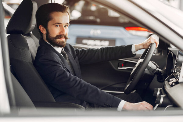 Красивый и элегантный мужчина в автосалоне